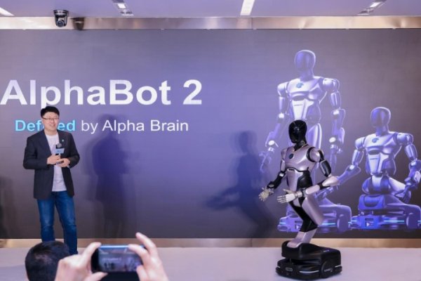 启牛配资 智平方AlphaBot 2搭载全新大脑上线，同步启动2028年万台产能计划｜智能涌现